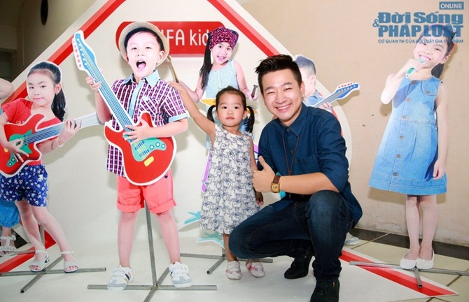 Xuân Bắc quạt mát cho Thanh Lam trên ghế nóng